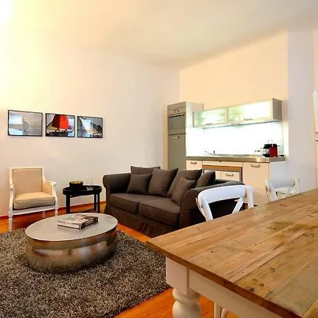 Newly Refurbished Flat In The Centre Vendégház *